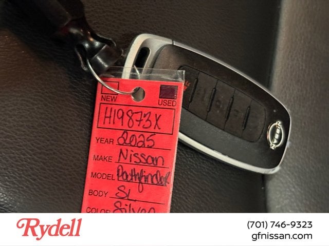 2025 Nissan Pathfinder SL